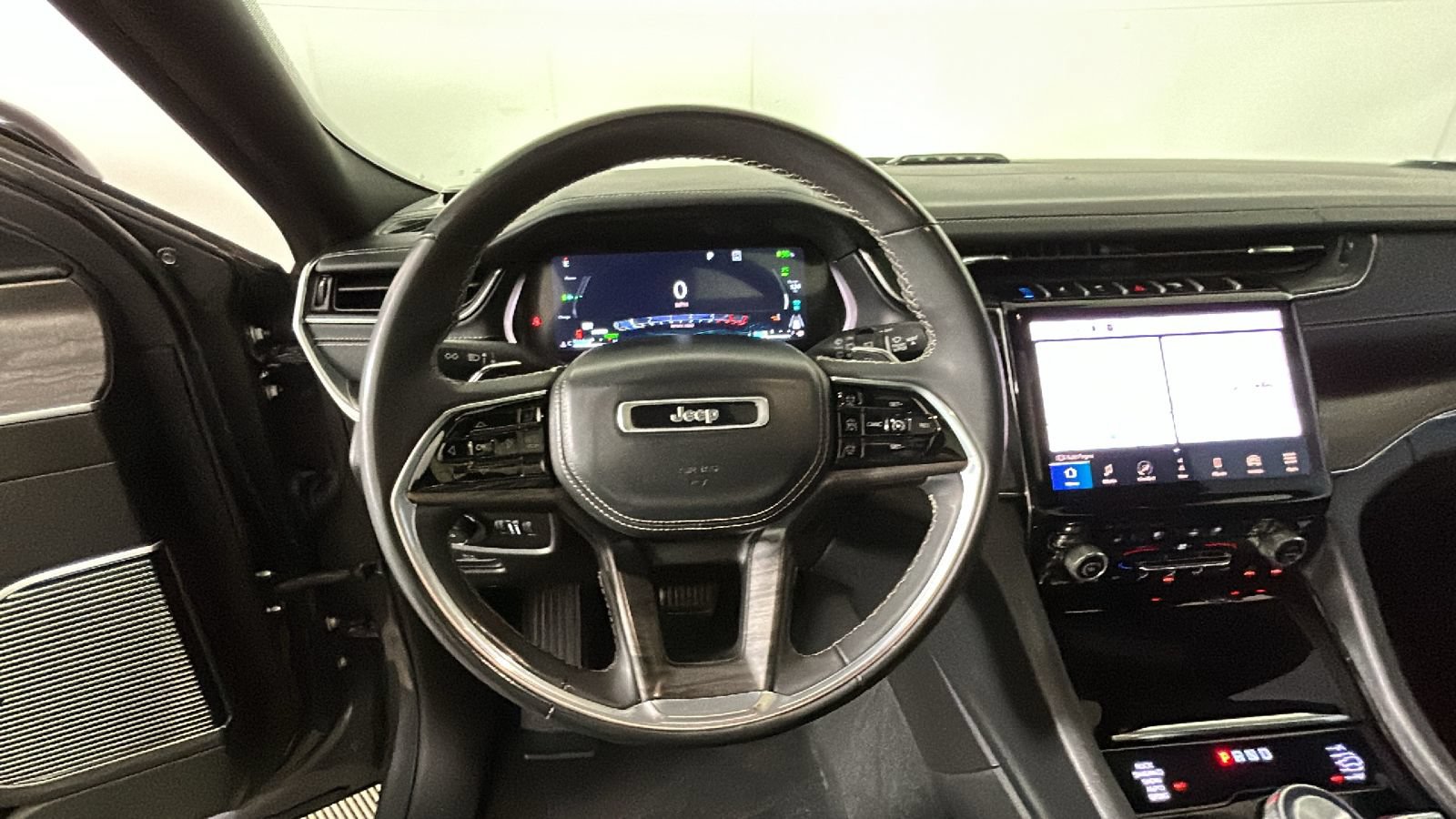 Used 2023 Jeep Grand Cherokee Overland w/ Luxury Tech Group IV AWD/4WD image 17
