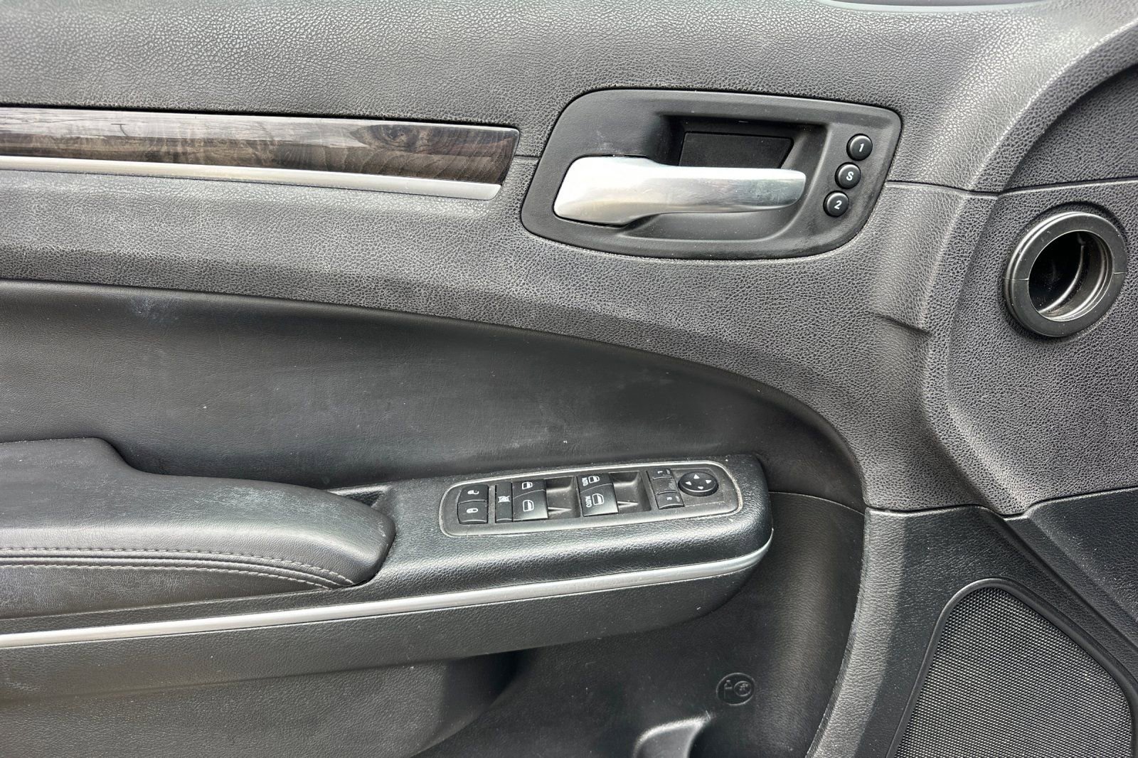 Used 2018 Chrysler 300 Limited image 12