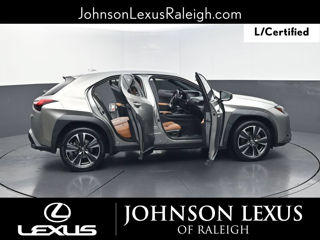Certified 2021 Lexus UX 200 w/ Accessory Package (Z2) FWD image 32