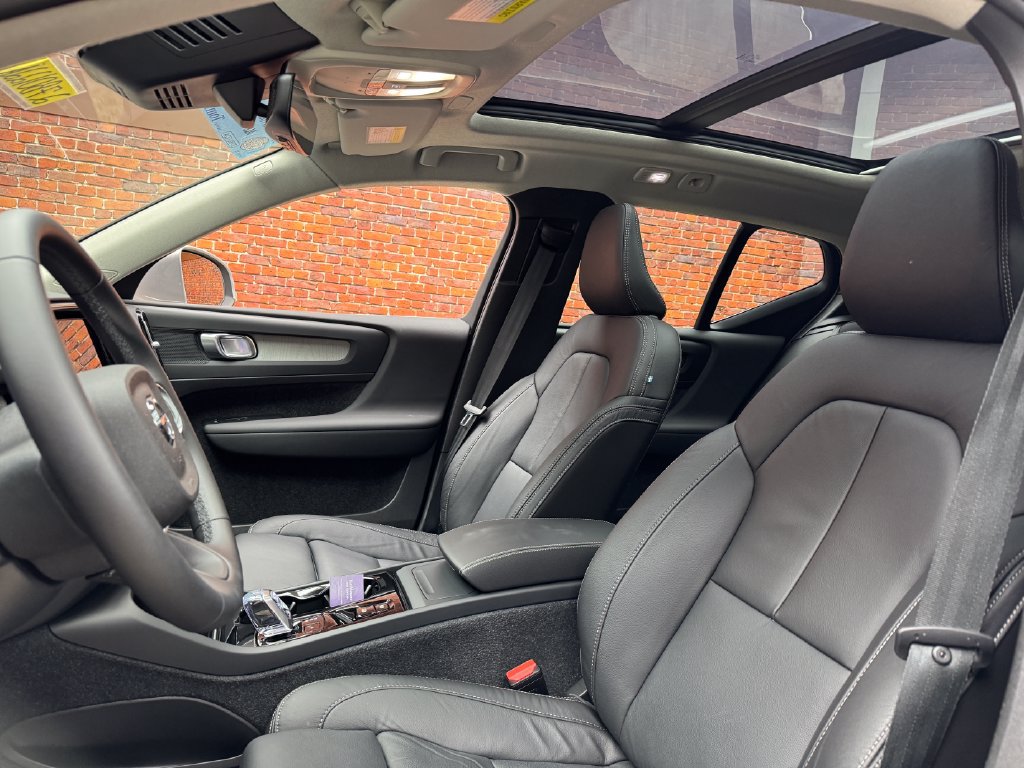 Used 2023 Volvo XC40 B5 Plus AWD/4WD image 24