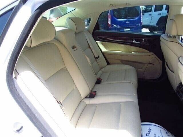 Used 2014 Hyundai Equus Signature RWD image 6