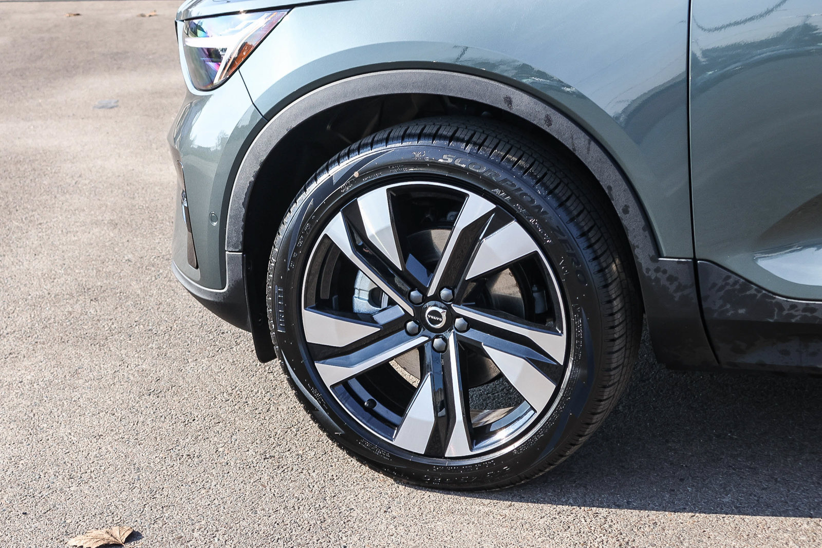 Used 2026 Volvo XC40 B4 Plus w/ Climate Package FWD image 9