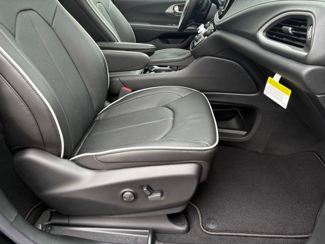 New 2027 Chrysler Pacifica Limited FWD image 20