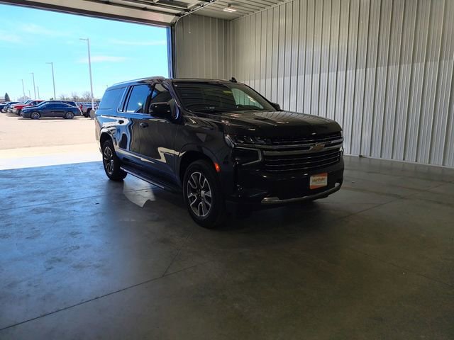Used 2022 Chevrolet Suburban LT w/ Luxury Package AWD/4WD image 2