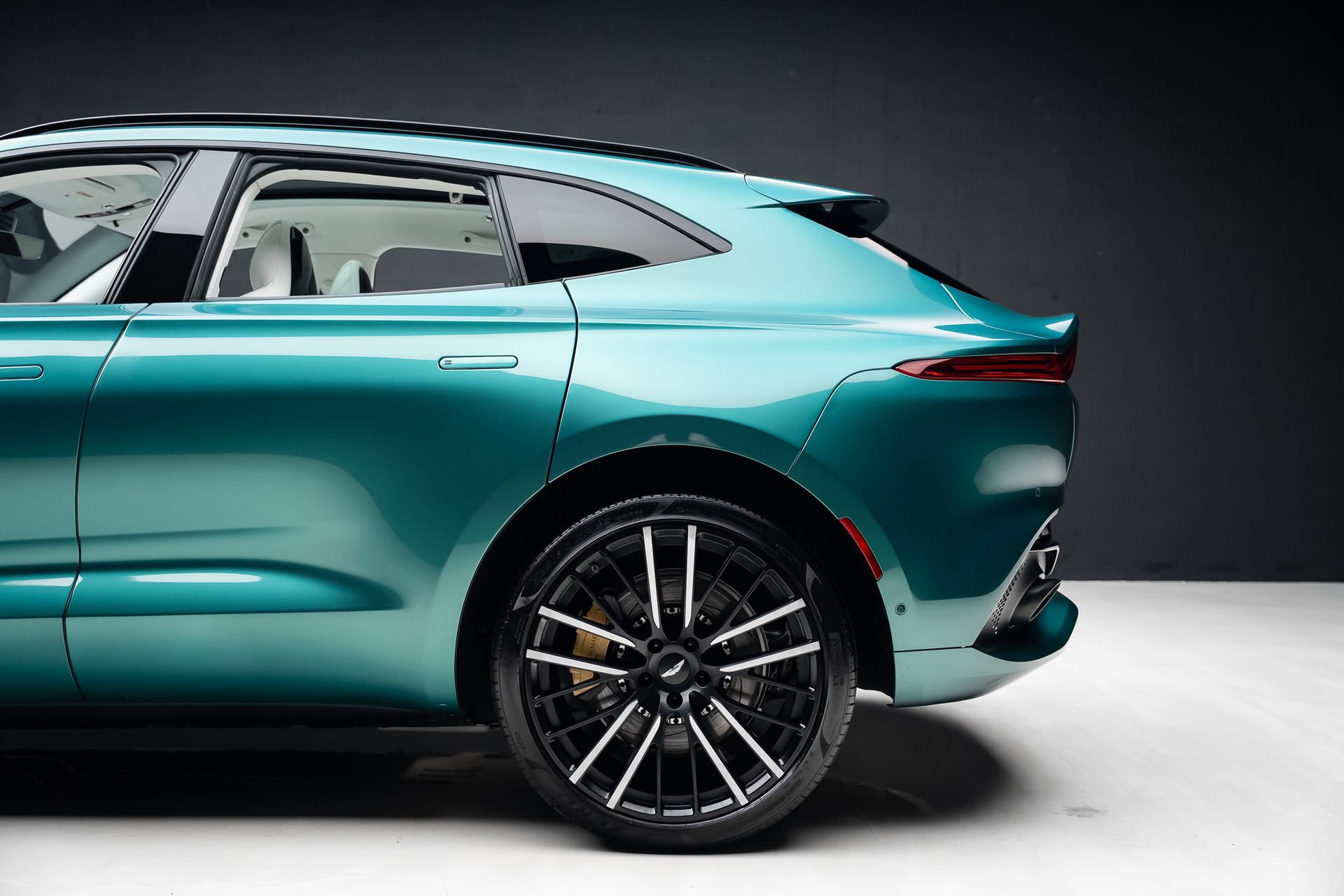 Used 2023 Aston Martin DBX AWD/4WD image 20