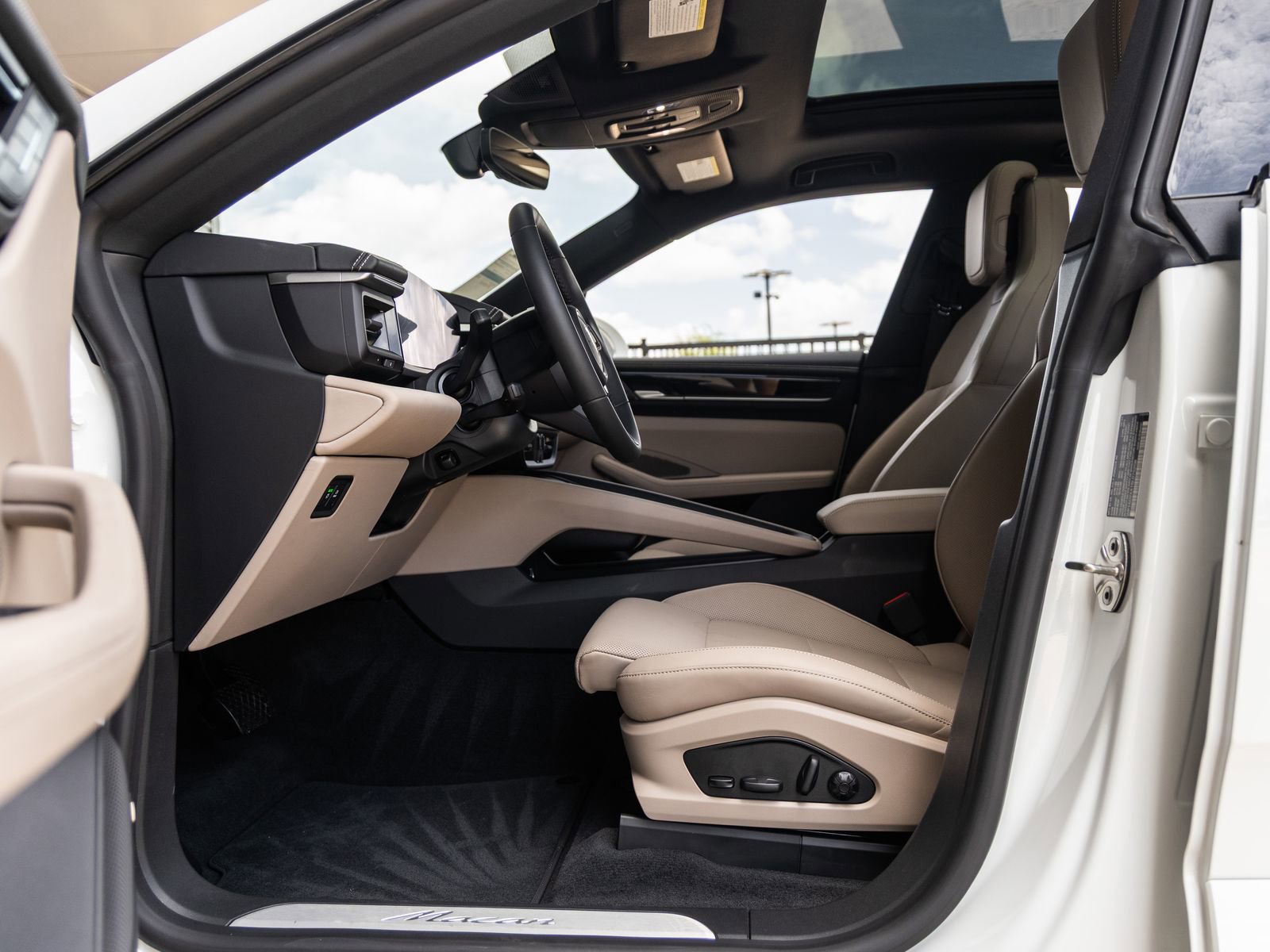 Certified 2025 Porsche Macan Electric image 22