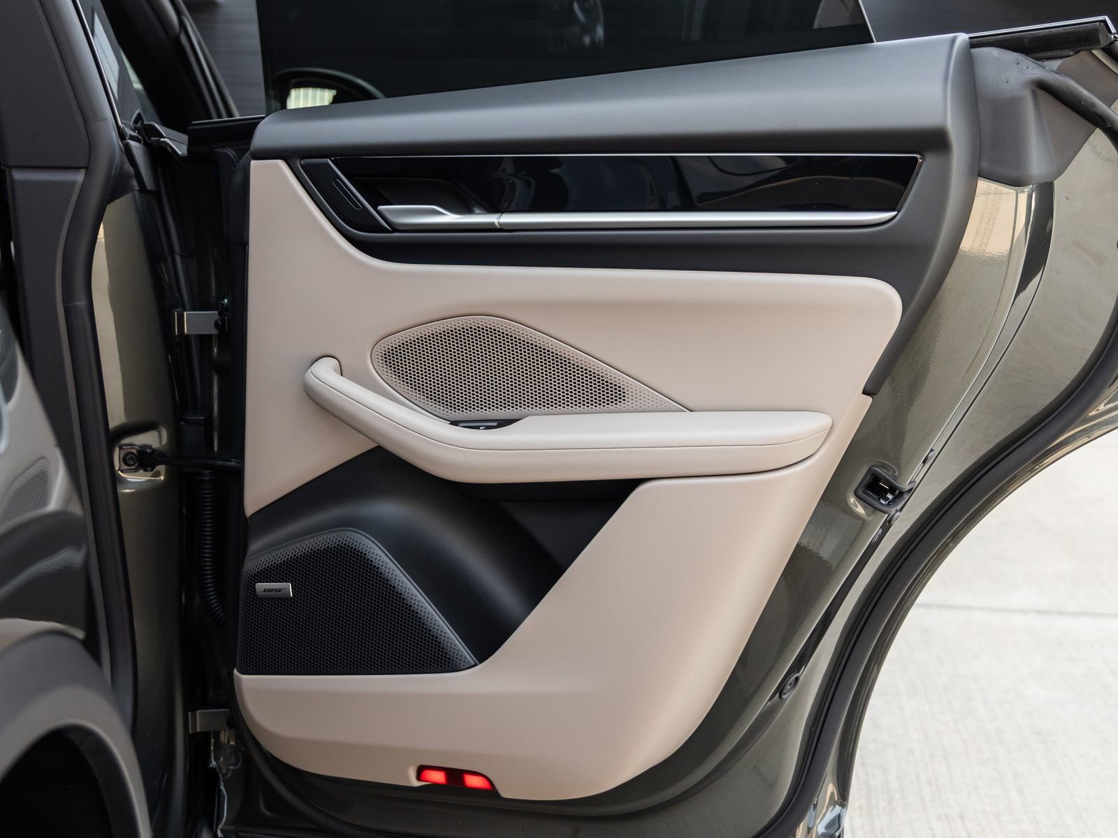 Certified 2025 Porsche Macan Electric image 36