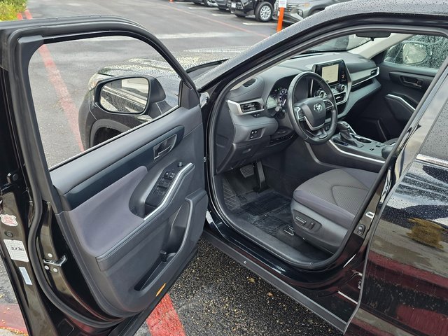 Used 2024 Toyota Highlander LE image 43