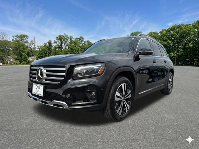 Used 2025 Mercedes-Benz GLB 250 4MATIC image 4
