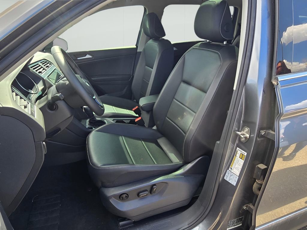 Used 2021 Volkswagen Tiguan SE w/ Panoramic Sunroof Package image 9