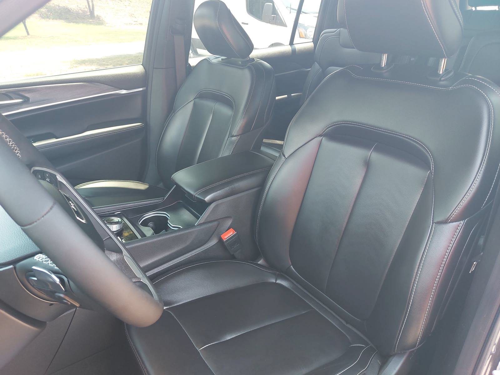 Used 2025 Jeep Grand Cherokee L Limited w/ Black Appearance Package AWD/4WD image 17