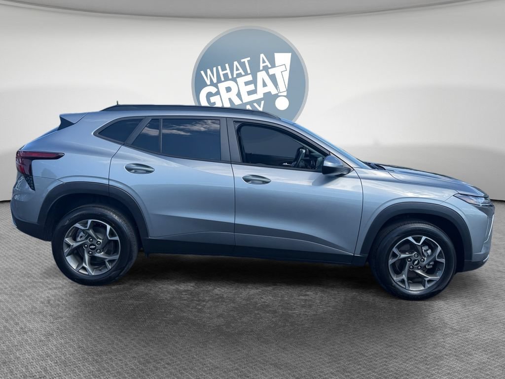 Used 2025 Chevrolet Trax LT w/ Driver Confidence Package FWD image 2