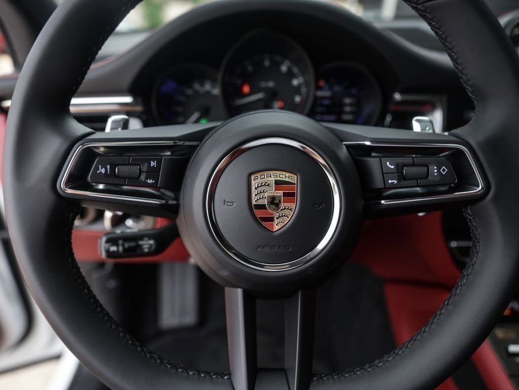 Certified 2025 Porsche Macan AWD/4WD image 18