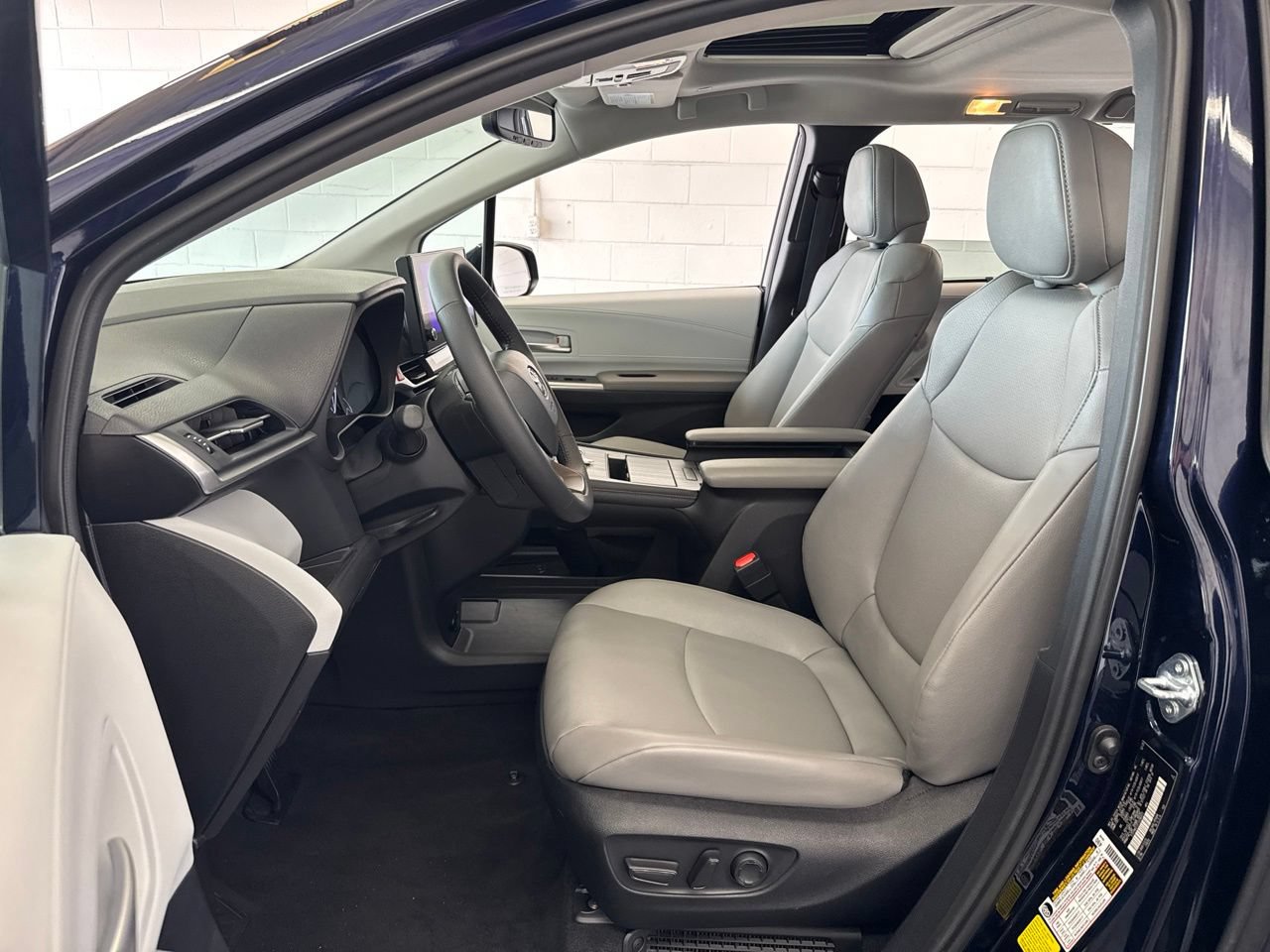Used 2026 Toyota Sienna XLE FWD image 15