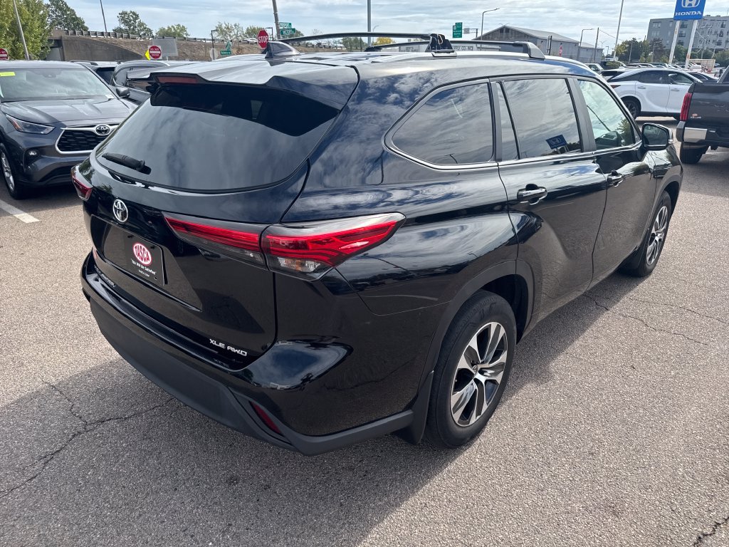 Used 2023 Toyota Highlander XLE AWD/4WD image 10