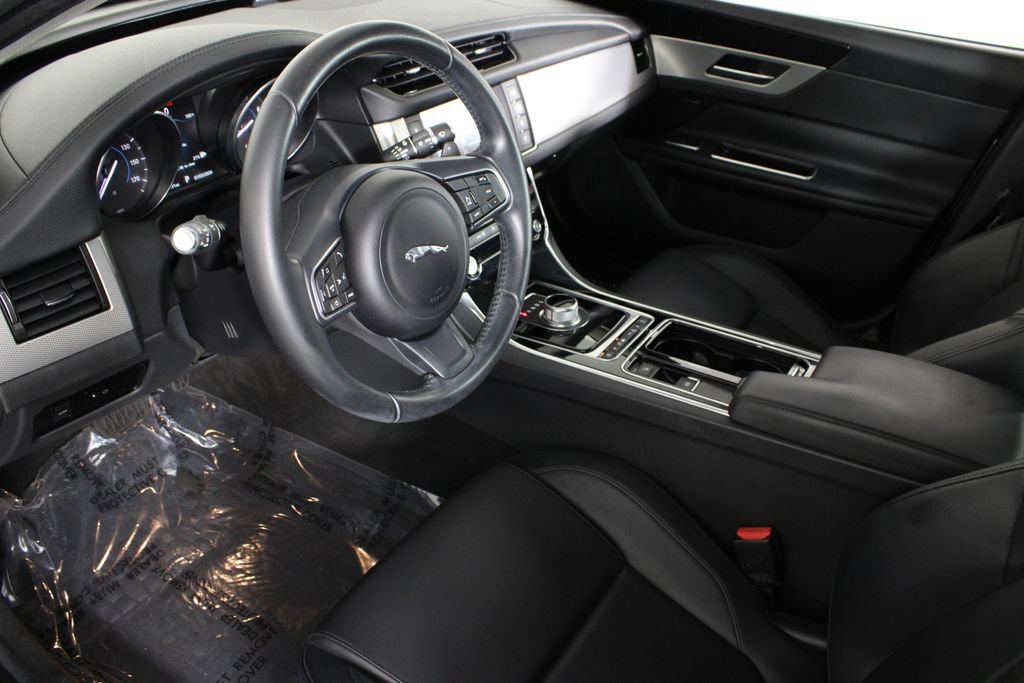 Used 2016 Jaguar XF Premium RWD image 17