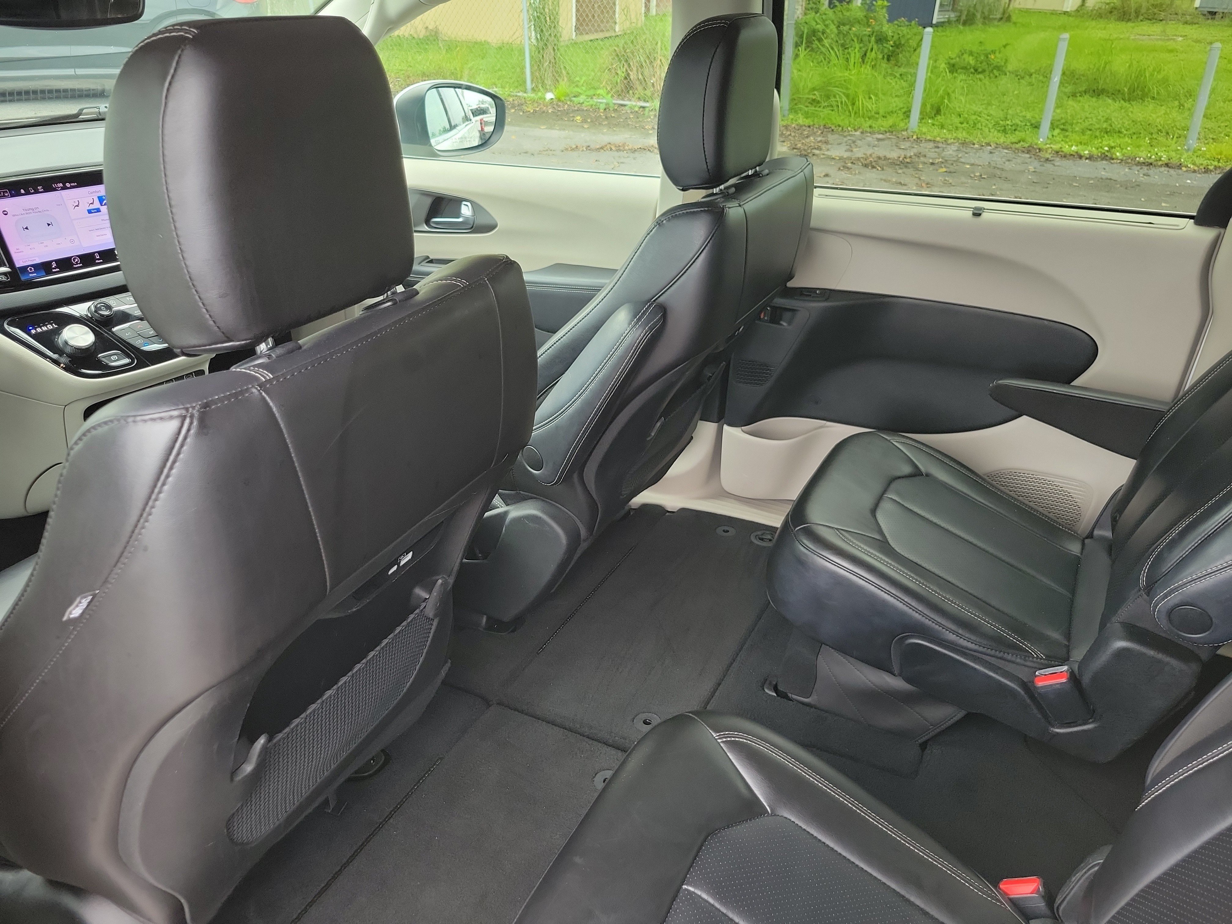 Used 2023 Chrysler Pacifica Touring-L FWD image 21