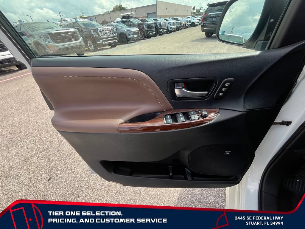Used 2018 Toyota Sienna Limited Premium FWD image 25