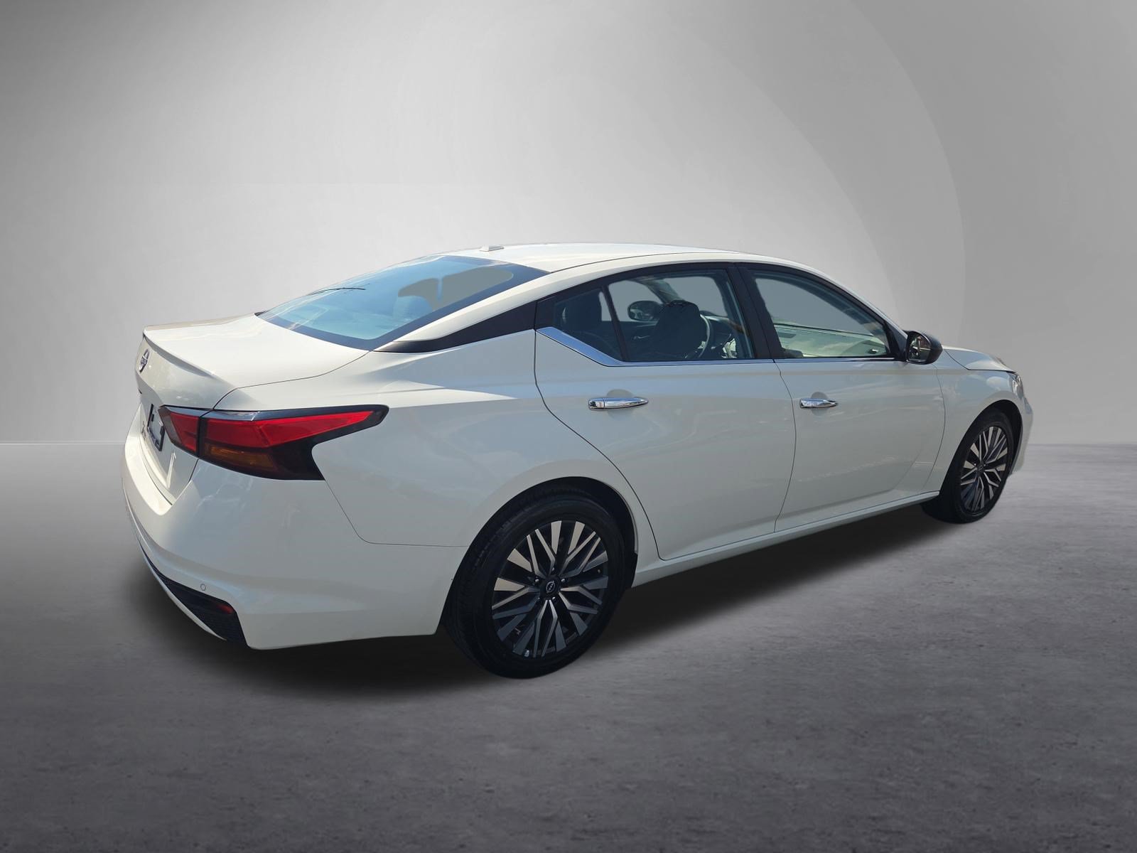 Used 2025 Nissan Altima 2.5 SV FWD image 3