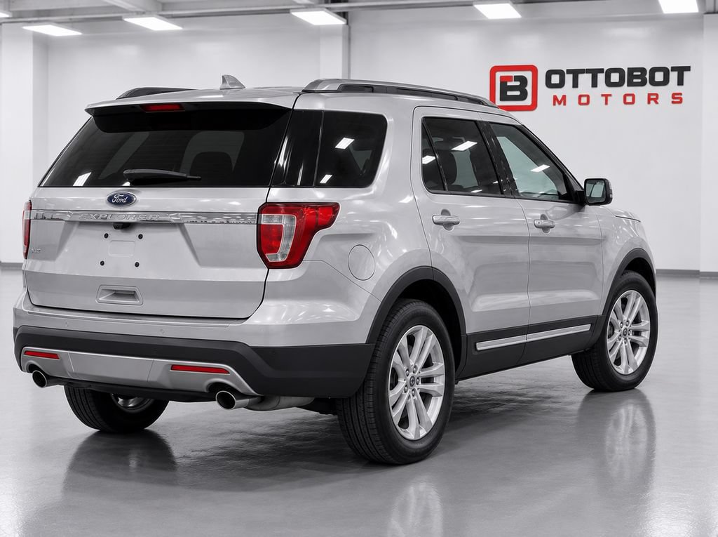 Used 2017 Ford Explorer XLT AWD/4WD image 4