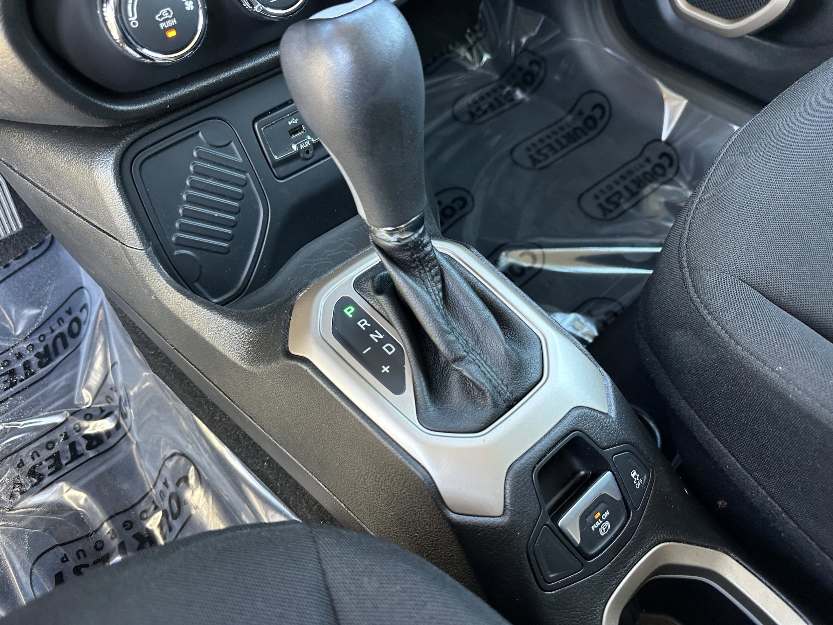 Used 2017 Jeep Renegade Latitude image 24