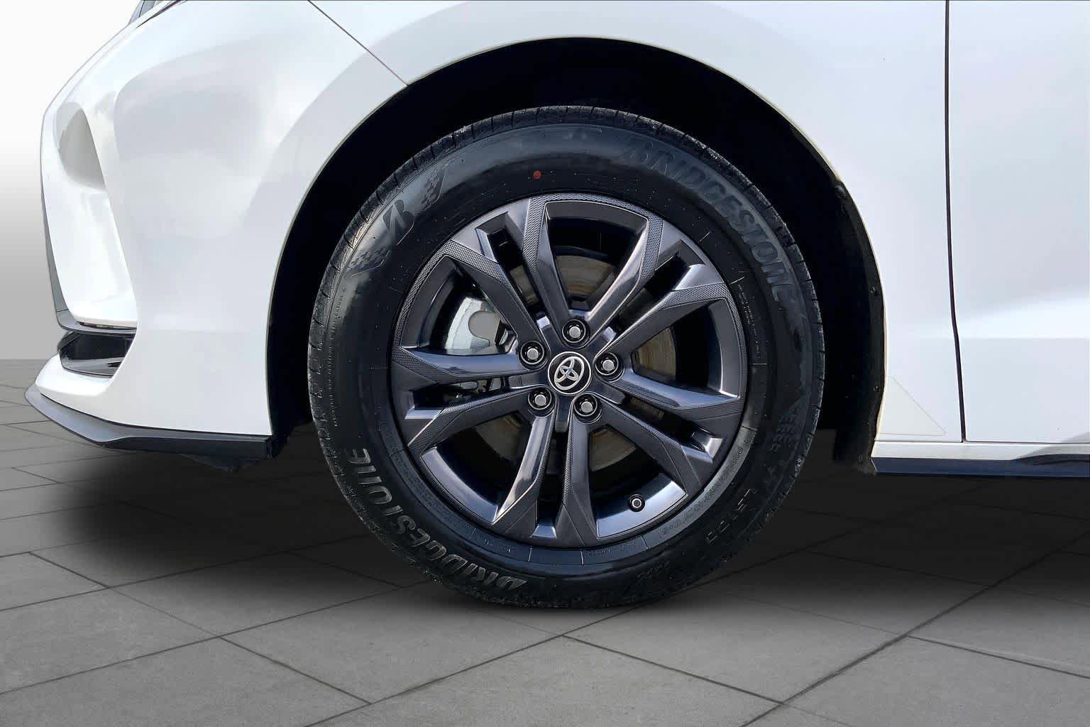Used 2023 Toyota Sienna XSE w/ XSE Plus Package FWD image 11