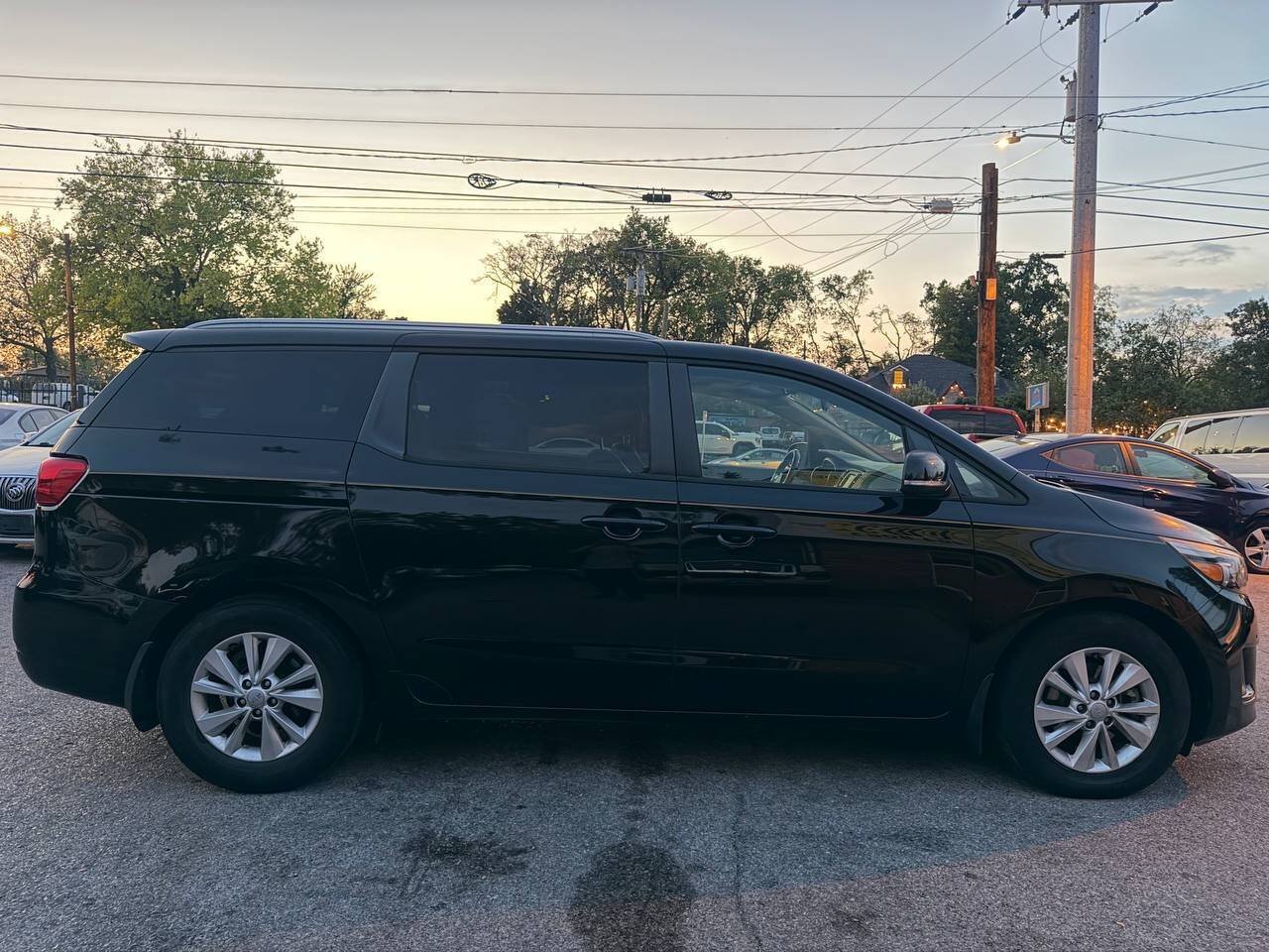Used 2018 Kia Sedona LX FWD image 9