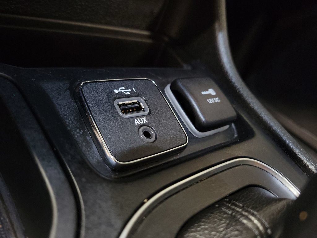 Used 2020 Jeep Cherokee Latitude Plus w/ Cold Weather Group FWD image 20