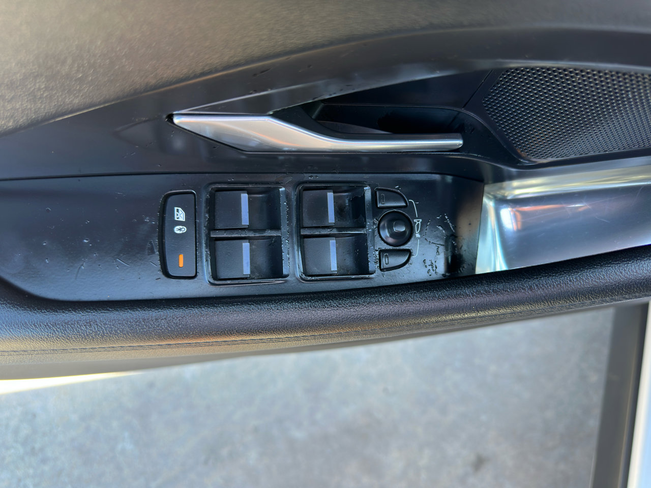 Used 2018 Jaguar E-PACE S image 33