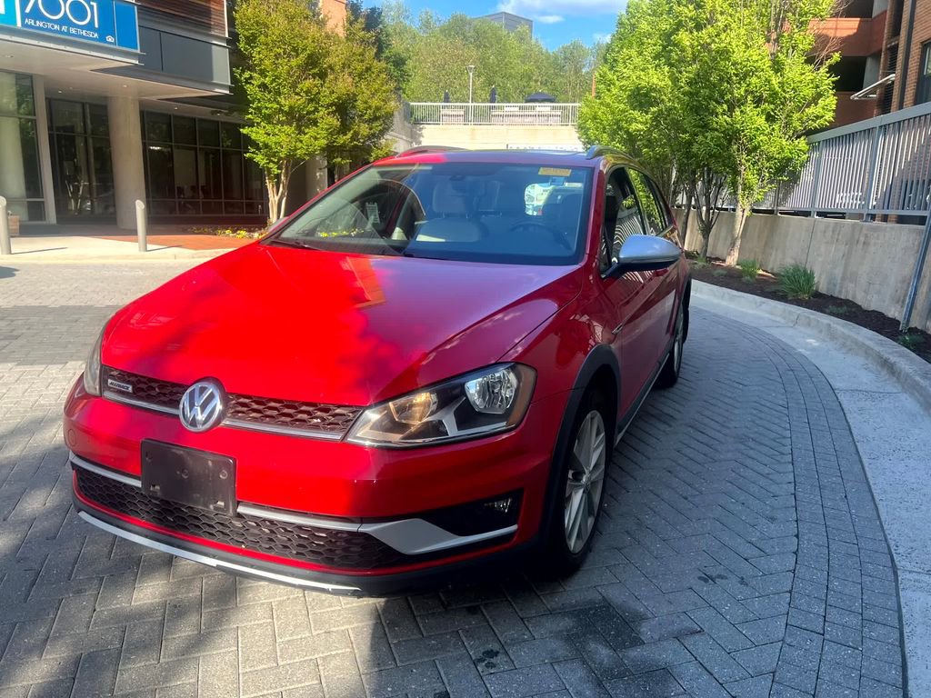 Used 2017 Volkswagen Golf Alltrack SE image 1