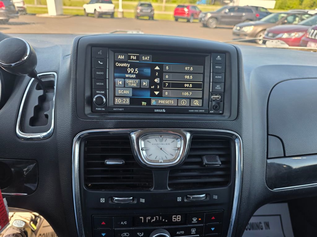 Used 2014 Chrysler Town & Country Touring FWD image 17