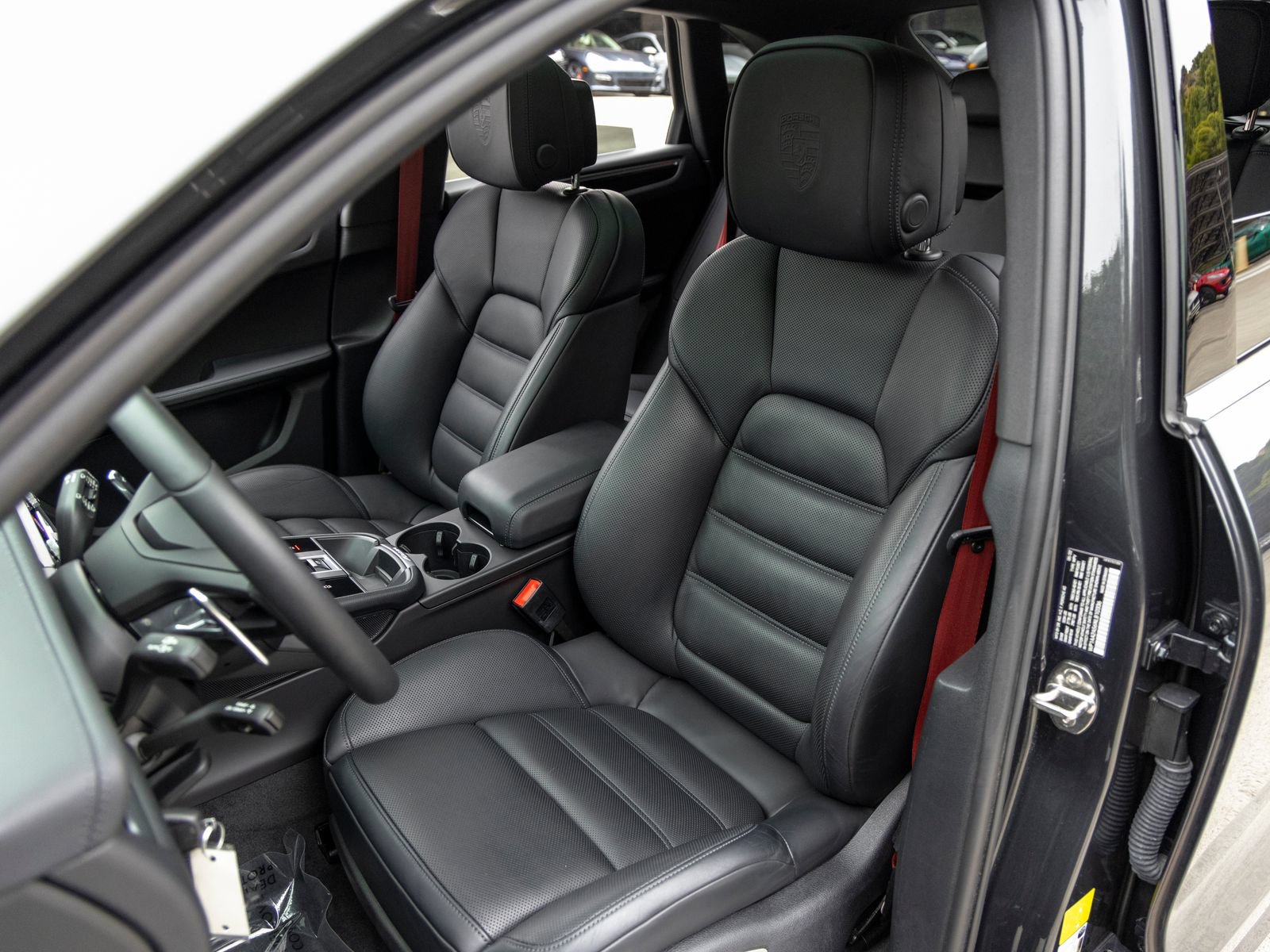 Certified 2022 Porsche Macan AWD/4WD image 5