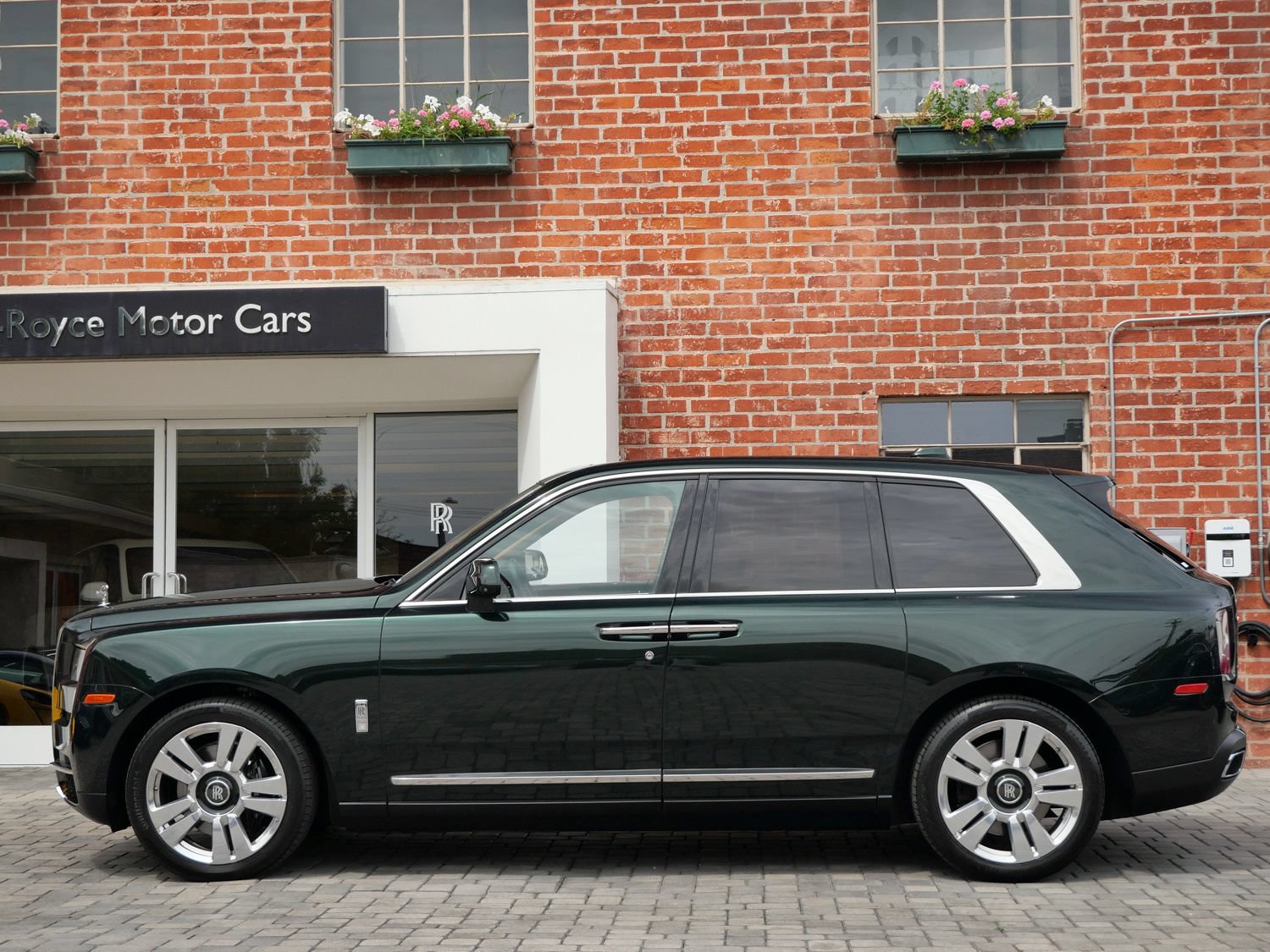 Used 2019 Rolls-Royce Cullinan AWD/4WD image 3