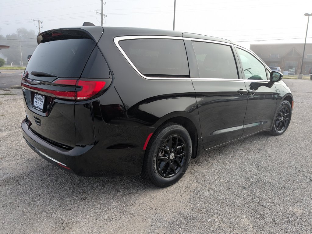 Used 2024 Chrysler Pacifica Touring-L FWD image 4