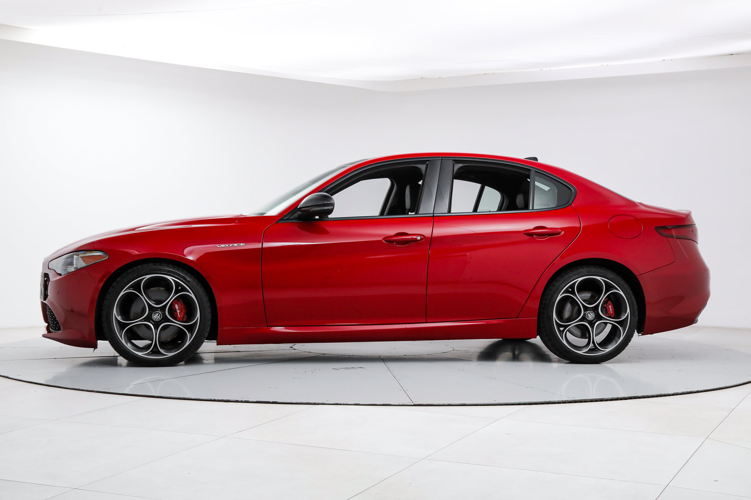 Used 2023 Alfa Romeo Giulia Veloce RWD image 2