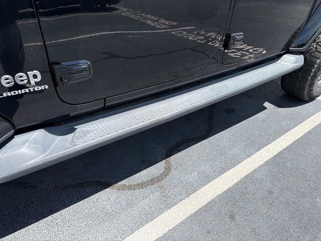 Used 2020 Jeep Gladiator Overland AWD/4WD image 4