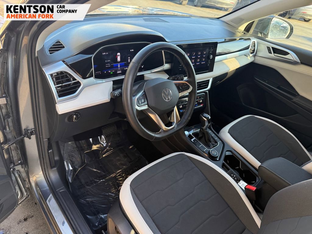 Used 2025 Volkswagen Taos SE image 31