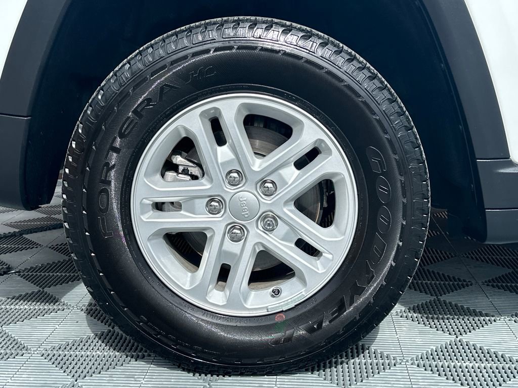 Used 2025 Jeep Grand Cherokee Laredo w/ Trailer Tow Package image 24