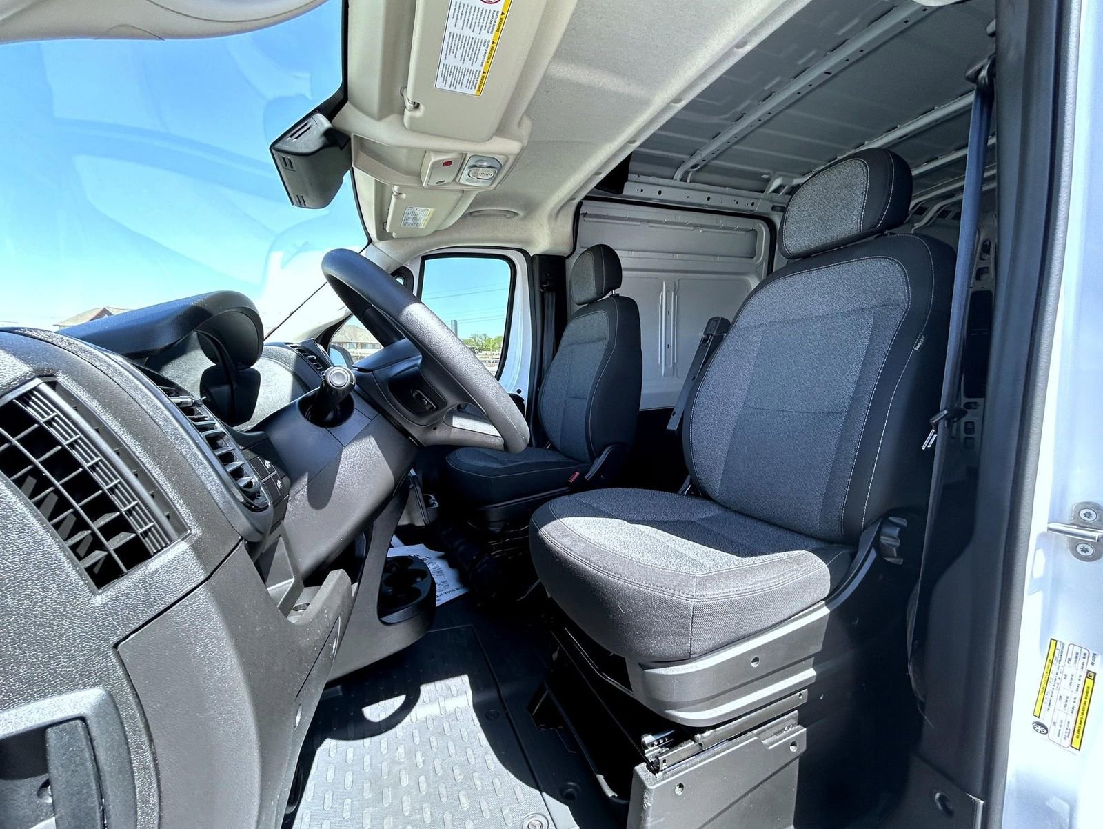 Used 2024 RAM ProMaster 2500 w/ Storage Group FWD image 10