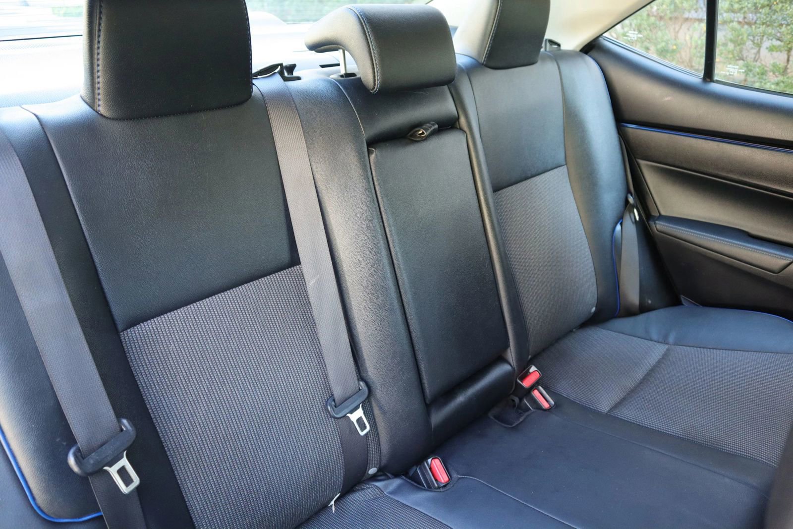 Used 2018 Toyota Corolla SE w/ SE Premium Package FWD image 25