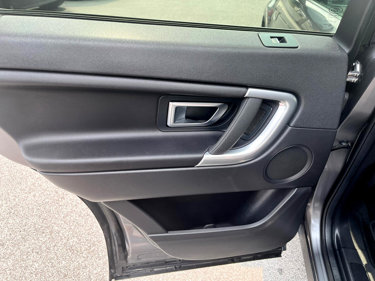 Used 2018 Land Rover Discovery Sport SE image 13