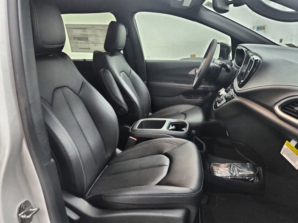 New 2026 Chrysler Pacifica Select FWD image 25