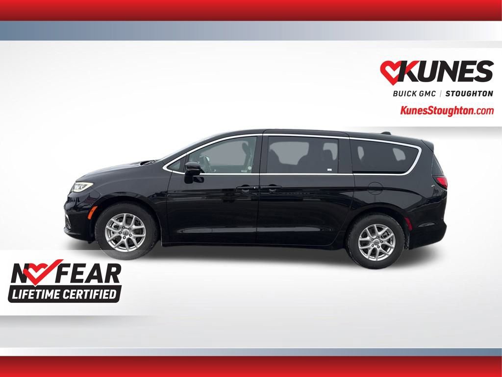 Used 2025 Chrysler Pacifica Select image 8