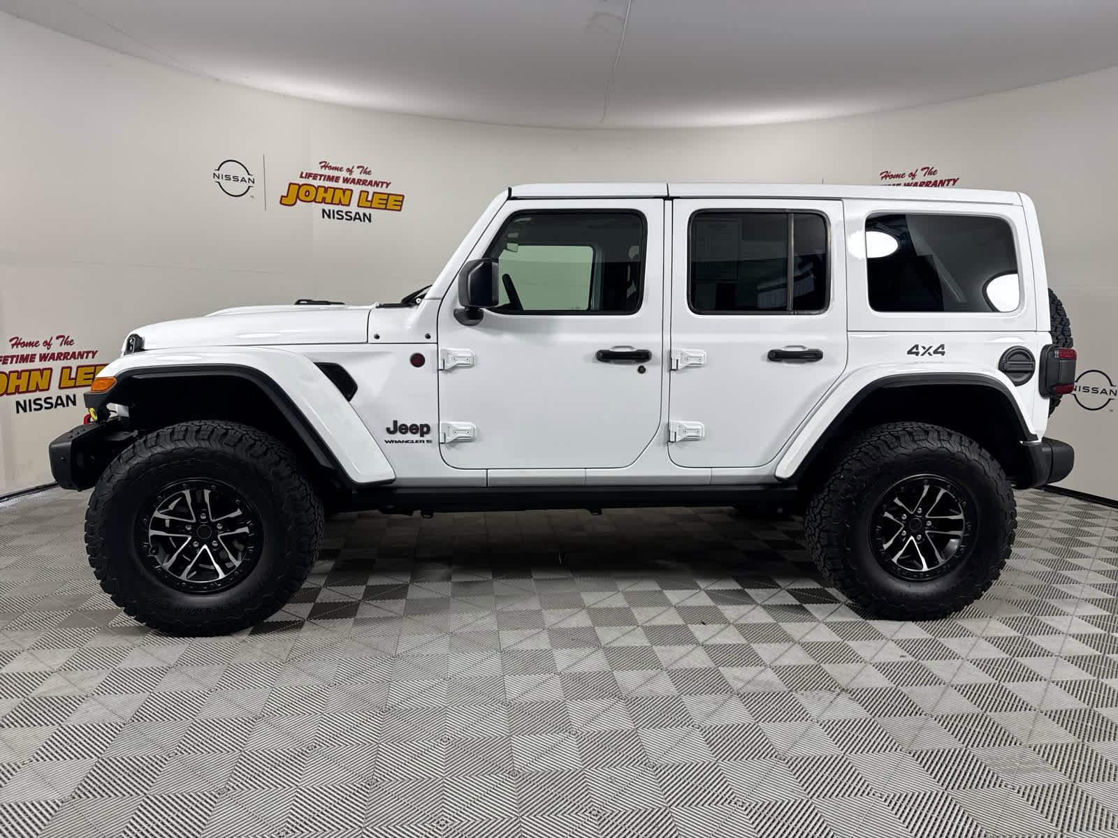 Used 2025 Jeep Wrangler Unlimited Rubicon image 2