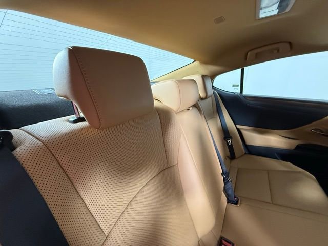 Used 2025 Lexus ES 300h w/ Premium Package image 29
