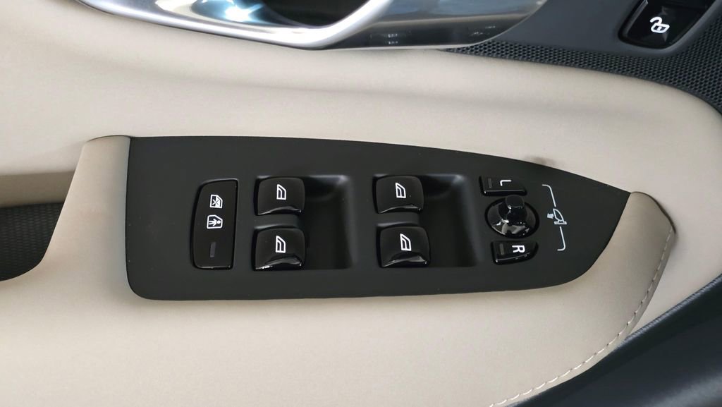 New 2026 Volvo XC90 B6 Plus w/ Protection Package Premier image 24