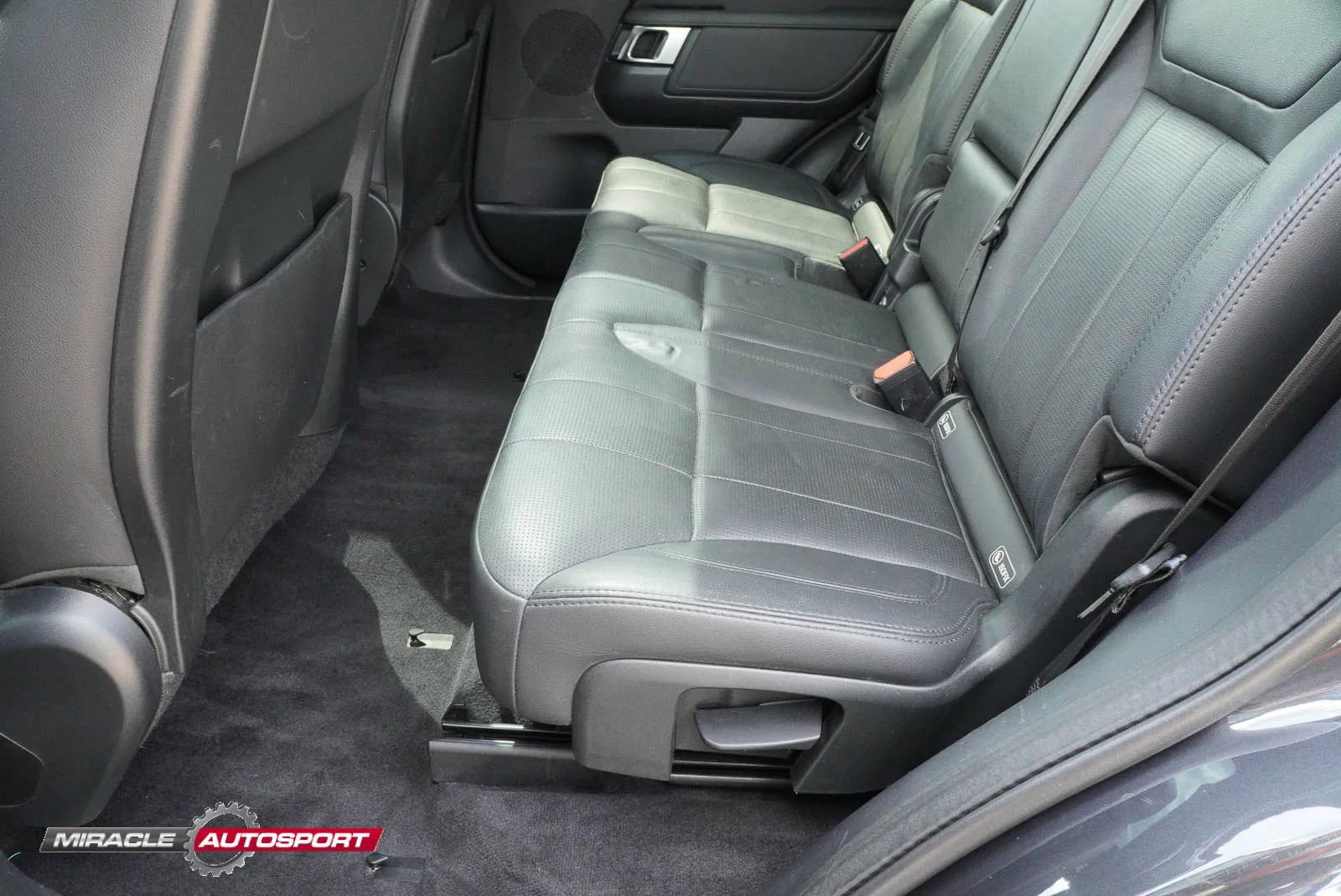 Used 2020 Land Rover Discovery Landmark AWD/4WD image 24