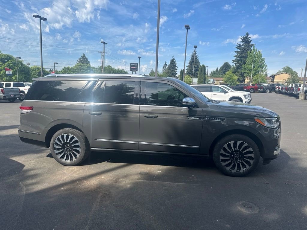 Used 2022 Lincoln Navigator L Black Label AWD/4WD image 2