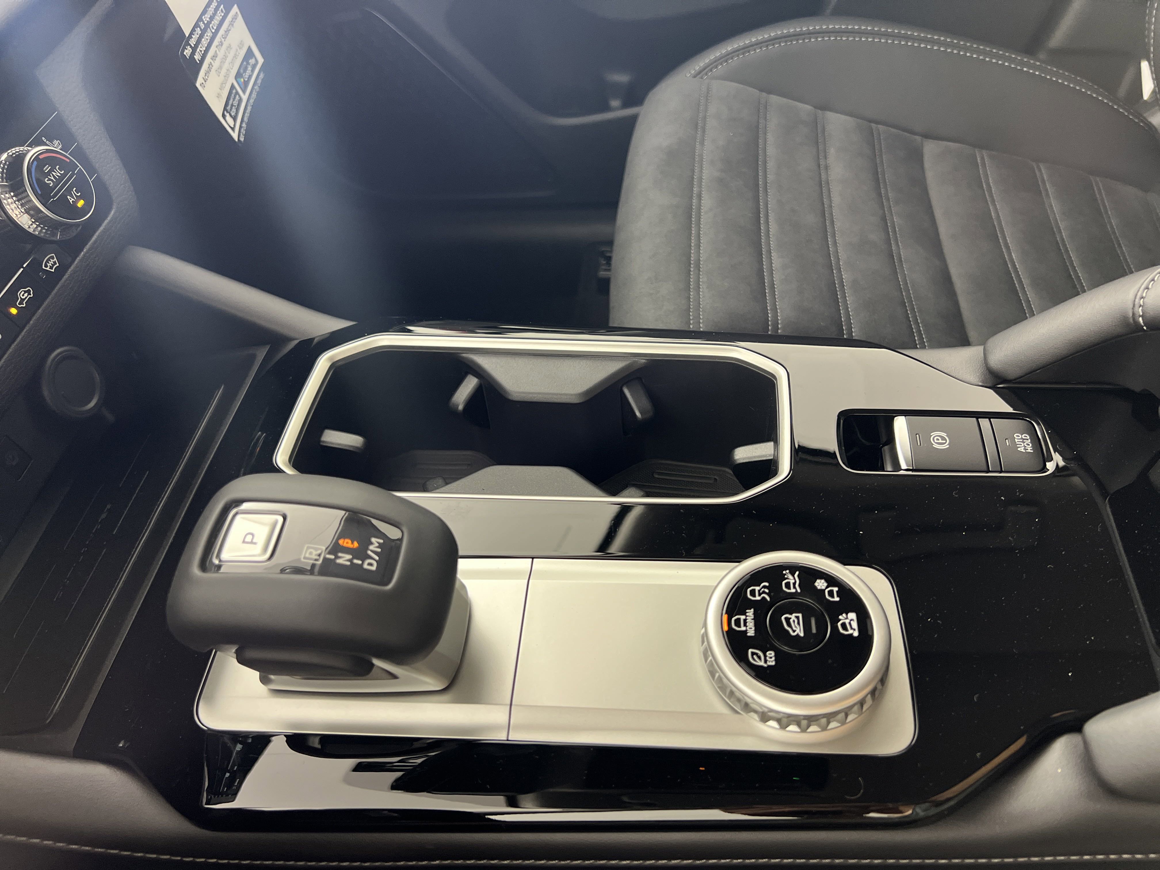 New 2025 Mitsubishi Outlander SE image 25