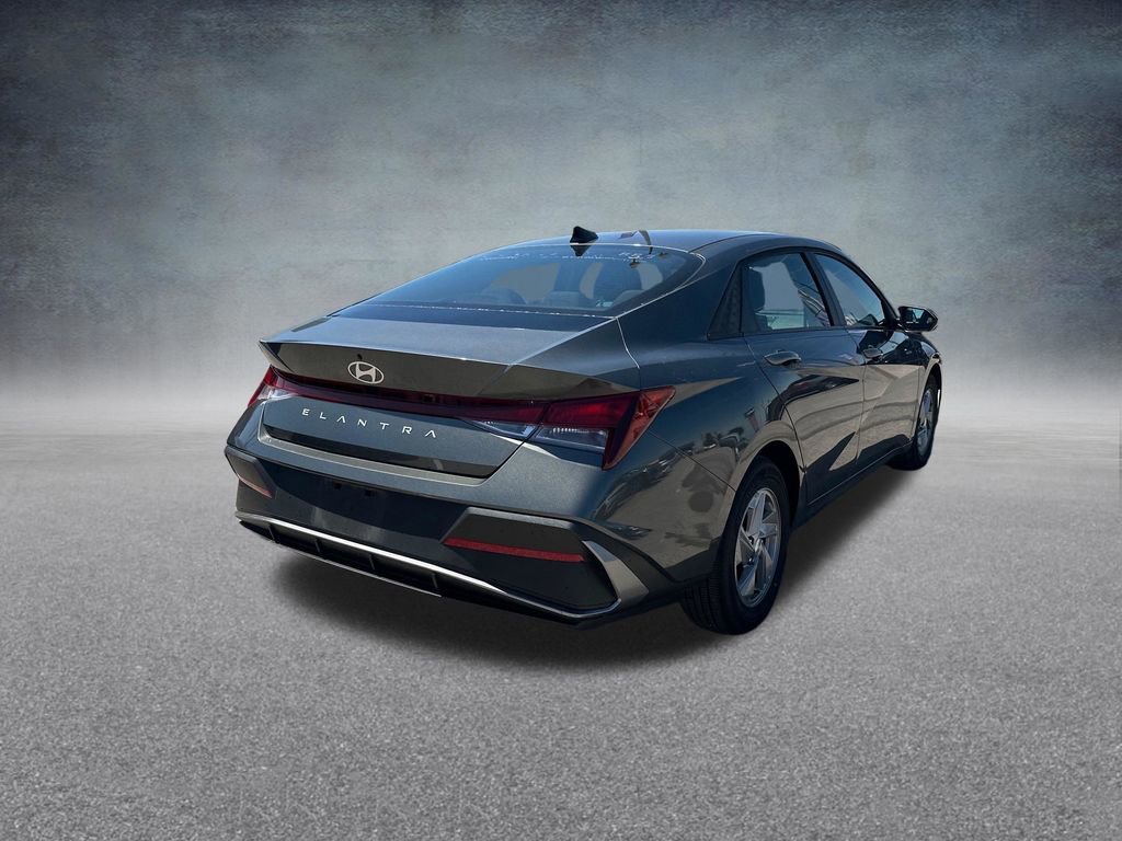 Certified 2025 Hyundai Elantra SE FWD image 6